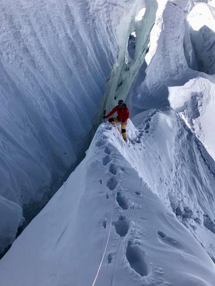 Difficult passage amont crevasses on winter Manaslu