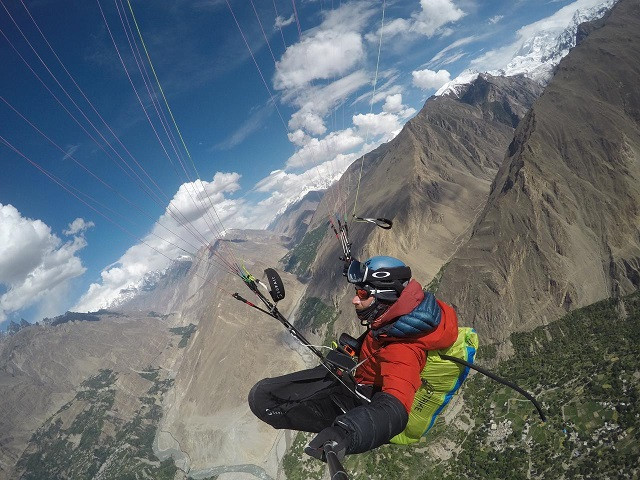 antoine girard paraglider