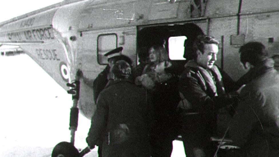 Catherine Davidson and the helicopter team that rescued her, November 22, 1971. Photo: Commons