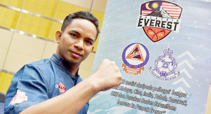 Hashim showing strength before departur at the expedition presentation in Kuala Lumpur. 