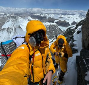 Climbers on O2 at the traverse on Everest north side