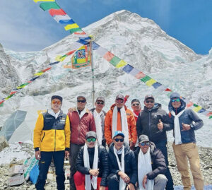 group of Nepalese against background of Mount Everest