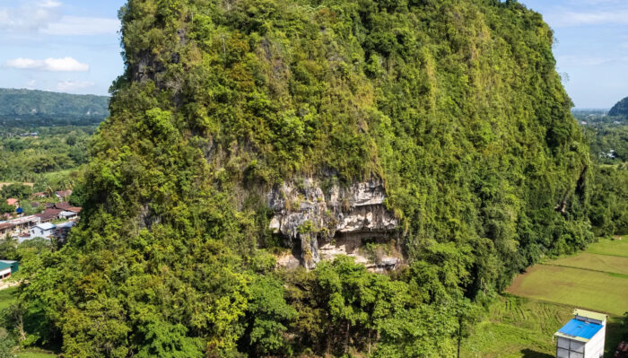 陡峭山峰上的洞穴照片