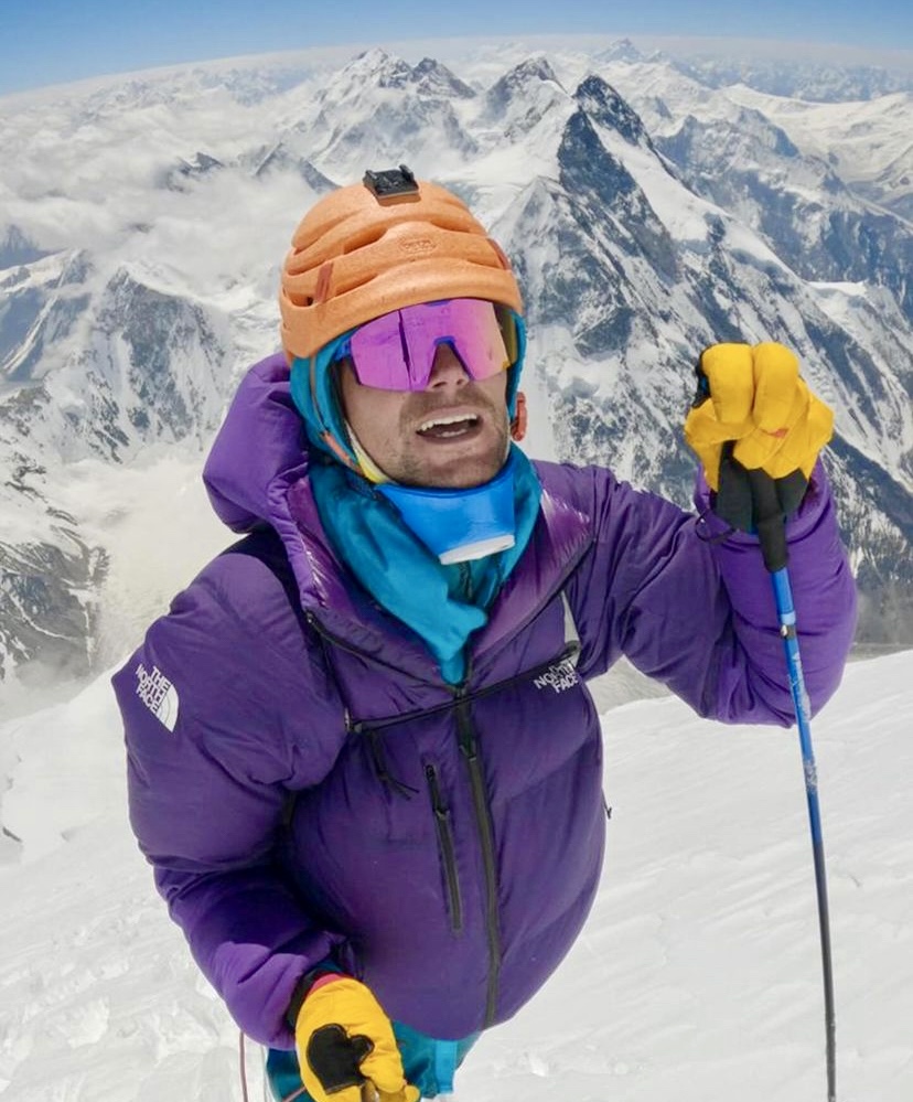 Benjamin Vedrines sppeding up K2 without bottled oxygen. 