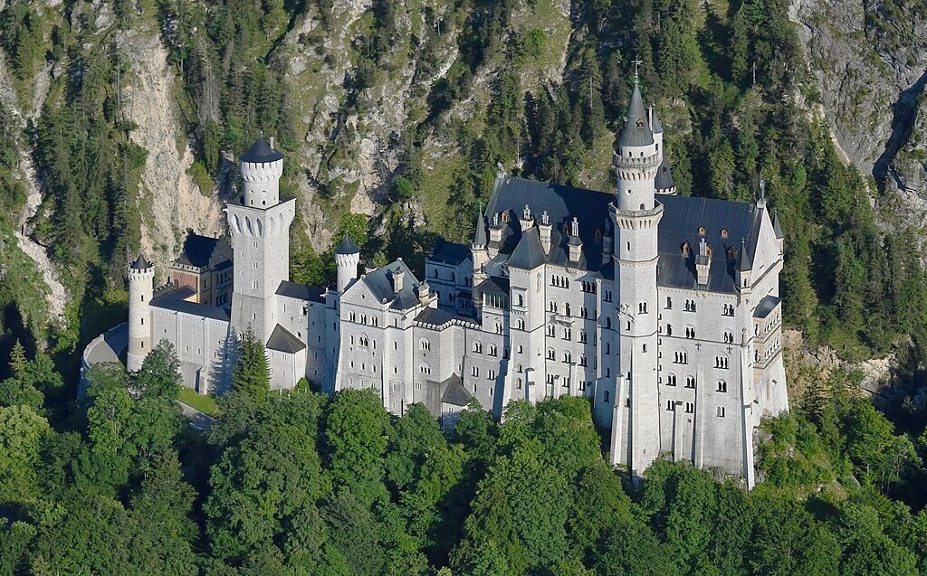 Luftaufnahme von Schloss Neuschwanstein in Bayern, Deutschland. 