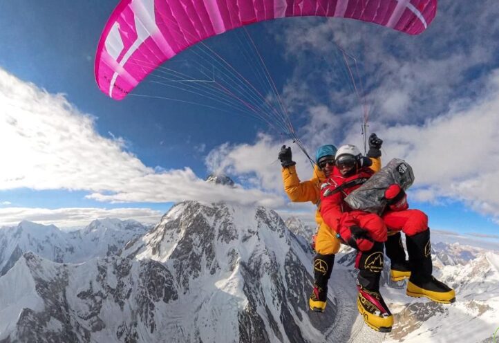 Tandem paragliders flying