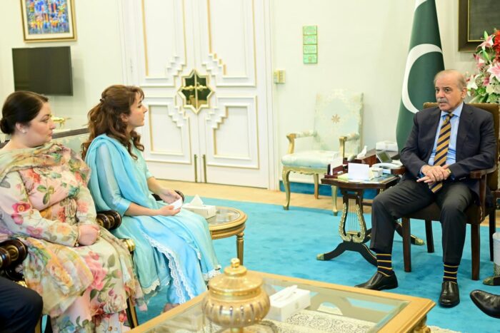 Kiani sits with the Prime Minister of Pakistan