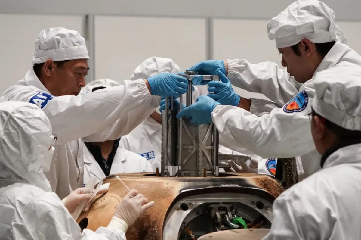 Scientists remove samples from Chang'e 5.