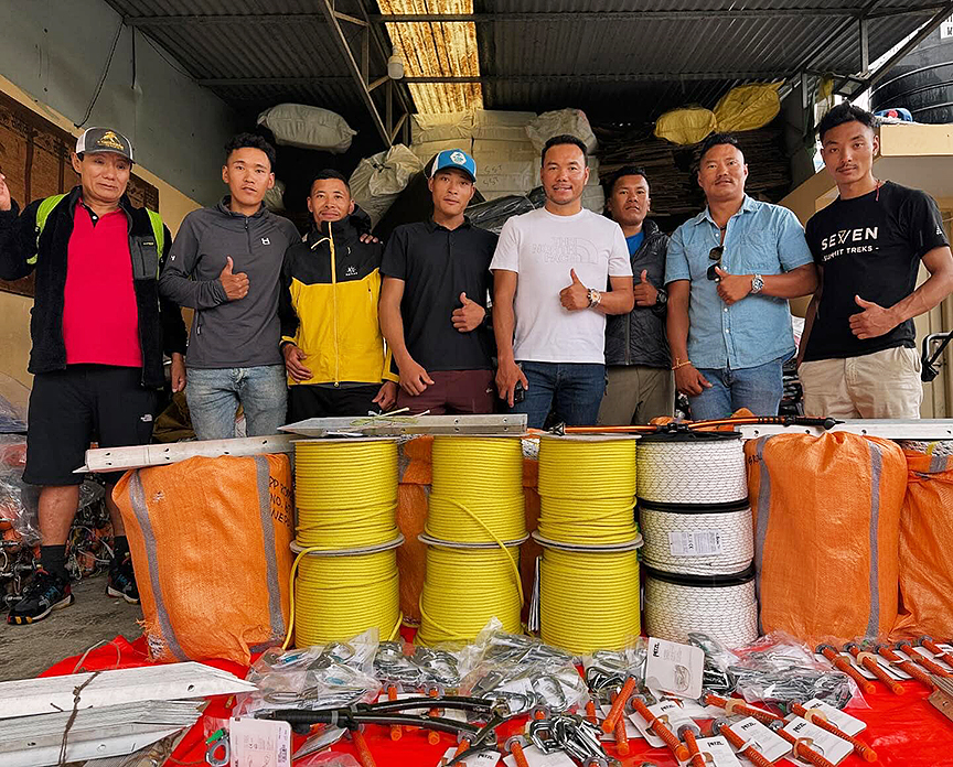 Chhang Dawa Sherpa and the team with ropes and pickets