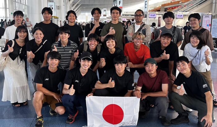 Youn climbers posing for a photo with the Japanese flag