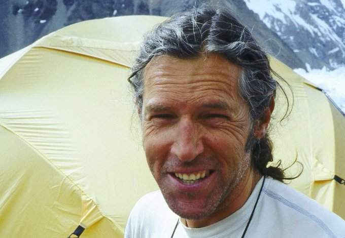 Close shot of Jordi Corominas with a tent behind him.