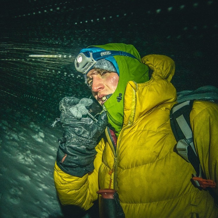 Kobusch in cold conditions on the snow during the night