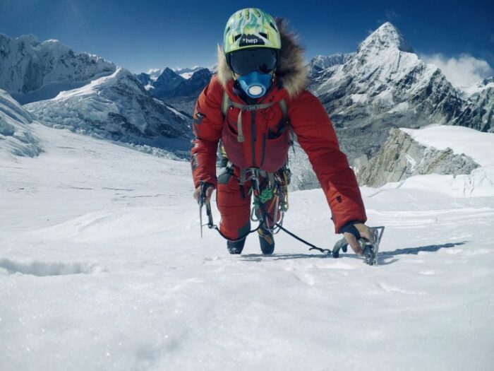 Kobusch on a snow ramp with winter clothing and an air-filtering mask