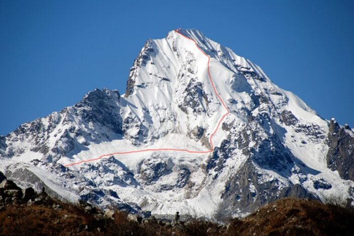 The peak with a steep face and the ascent route marked in red