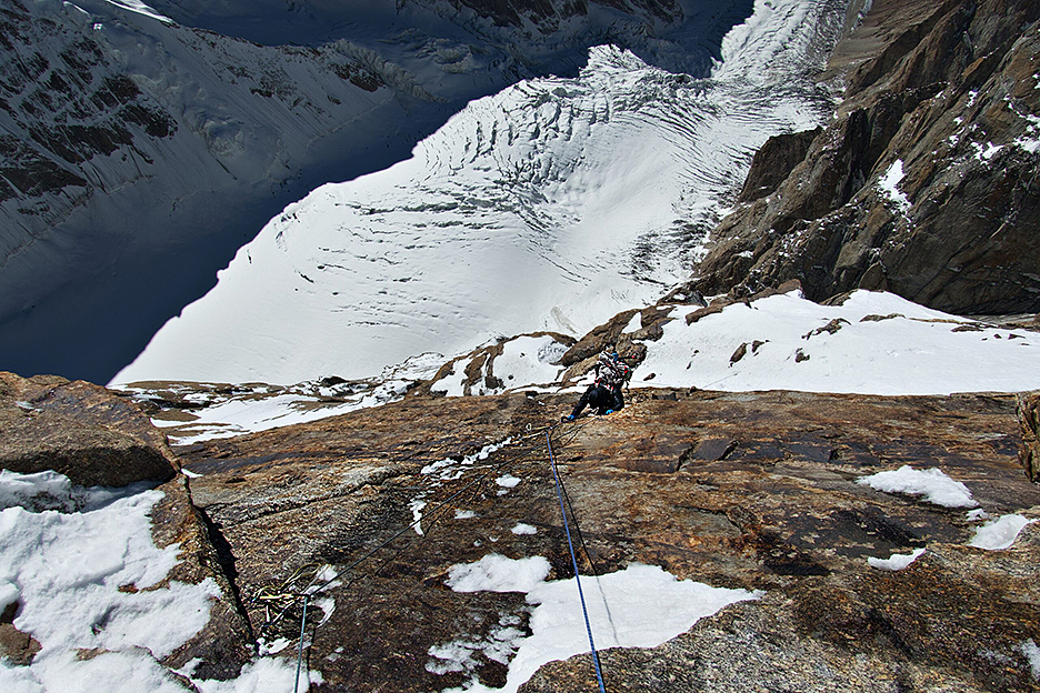 Kei Narita climbing.