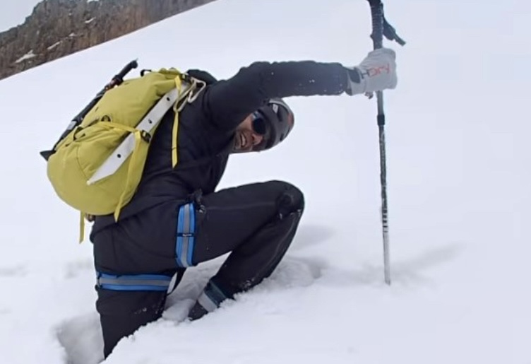 Topo Mena postholes through deep snow on Gangapurna