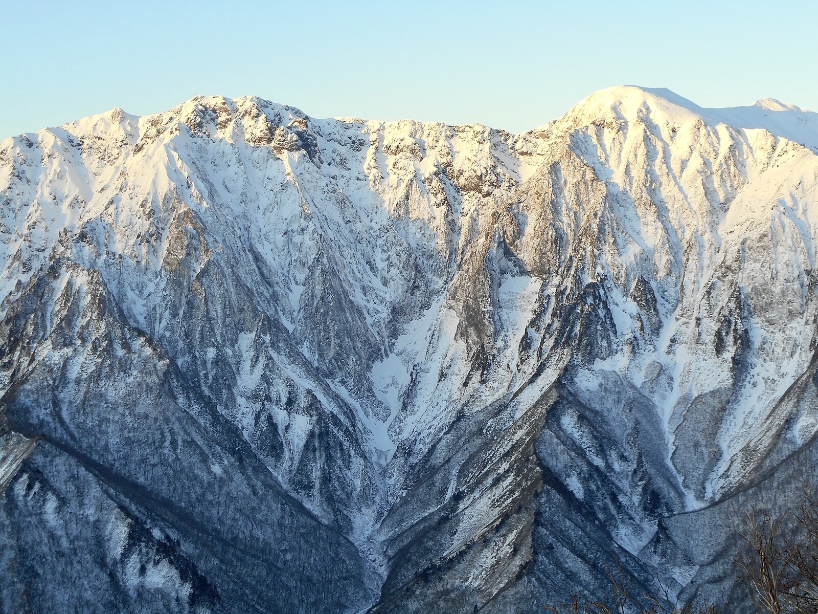 Mount Tanigawa (leftand Mount Ichinokura (right), seen from the east. Ichinokura-sawa is in the center.