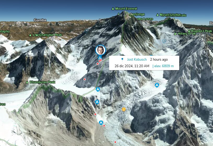 A photo of Kobusch marks its live o¡location on a 3D map of Everest massif.