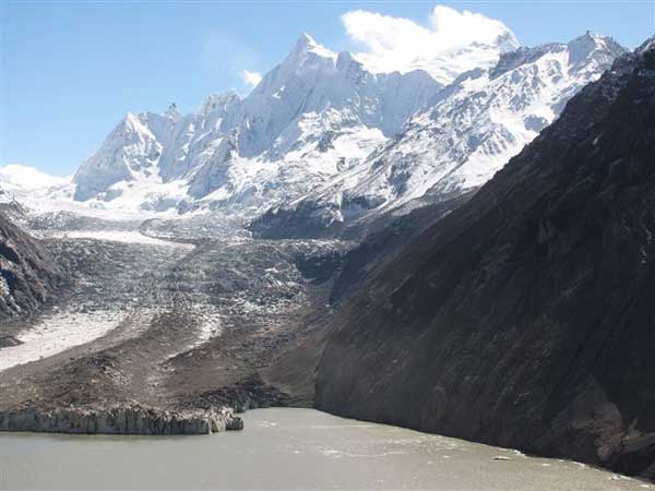 A glacial lake surrpounded by snowy peaks