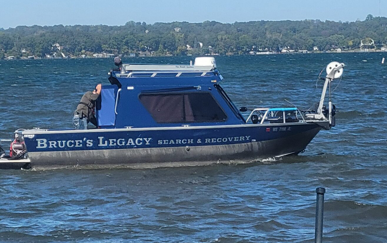 A small boat on the lake