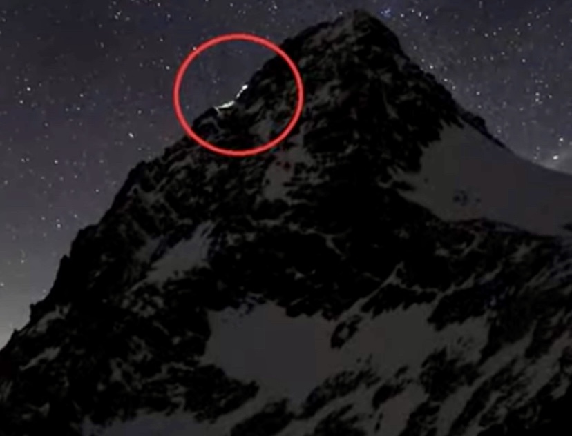 A webcam was recording during the night on Grossglockner. The headlamps of the climbing couple can be seen.