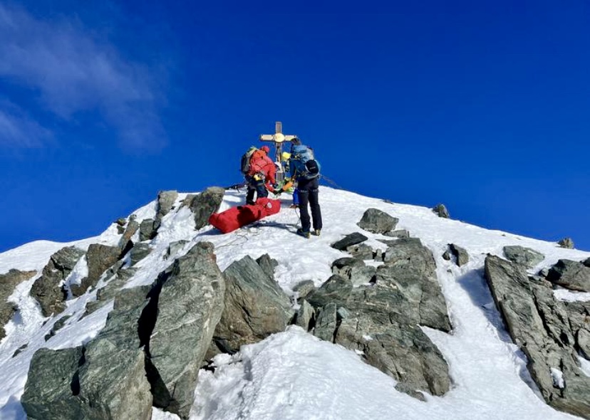 Rescuers recover the body of the woman on Grossglockner. 