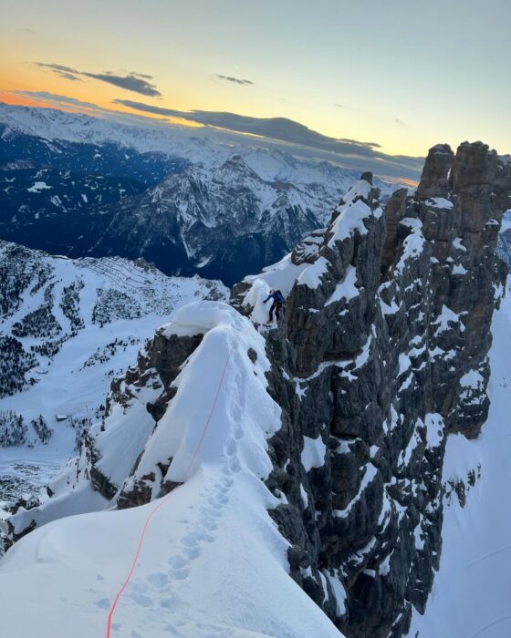 Seorang pendaki di punggung bukit di Austria Kalkkogel di musim dingin.