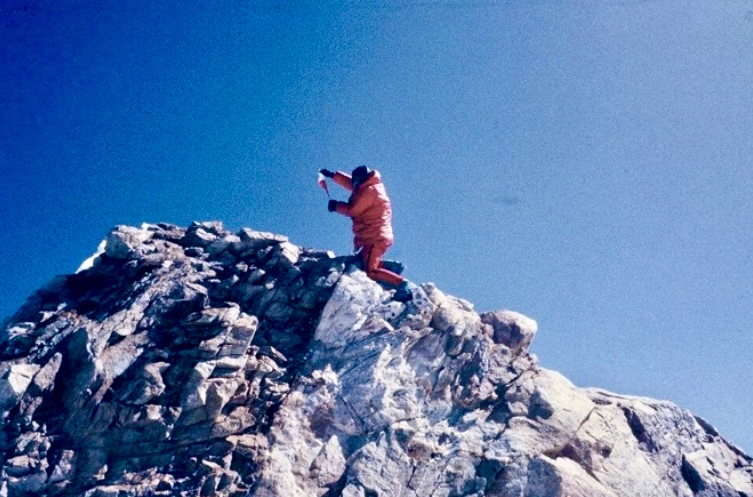 Maciej Berbeka di puncak Manaslu, selama pendakian musim dingin pertama puncak.