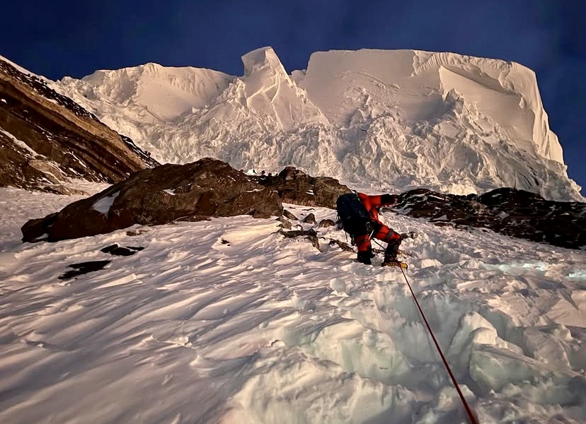 The giant overhanging serac above the Bottlenck pn K2.