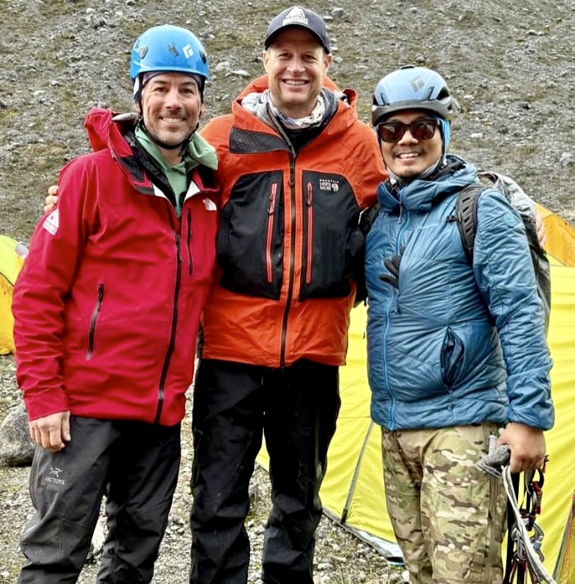 Kembali ke Base Camp. Dari kiri ke kanan: Ben Jones, Garrett Madison dan Tashi Lakpa Sherpa.