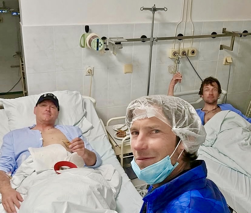 Ivica Kostelic (left in the bed), Mathieu Maynadier (right) , and Bertrand Delapierre in the foreground, in the hospital.