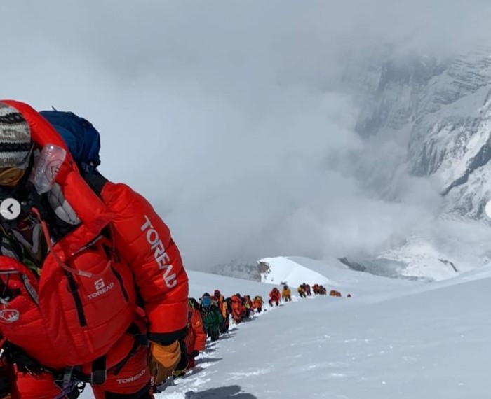 A never-ending line of climbers on a snow slope on Annapurna