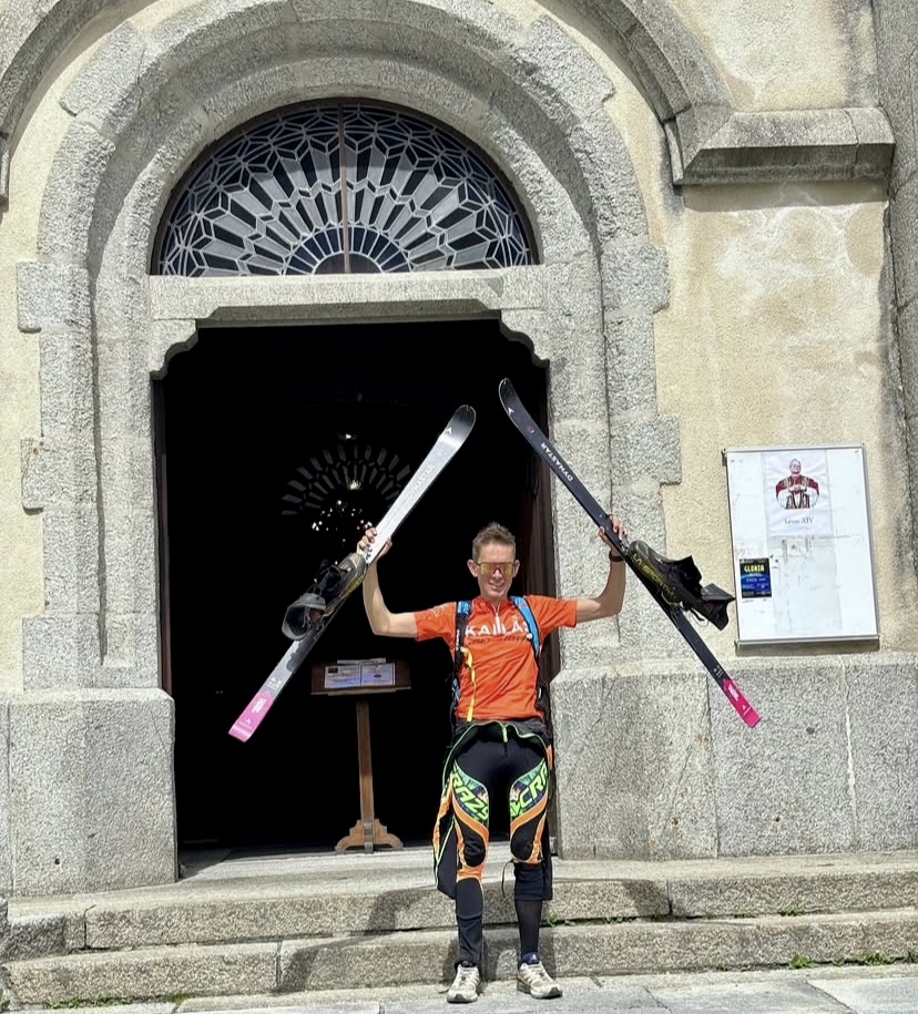 A happy William Boffelli thoday in front of the "finish line", the church in Chamonix.