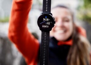 Elise Poncet showing her chronometer after returning to Chamonix.