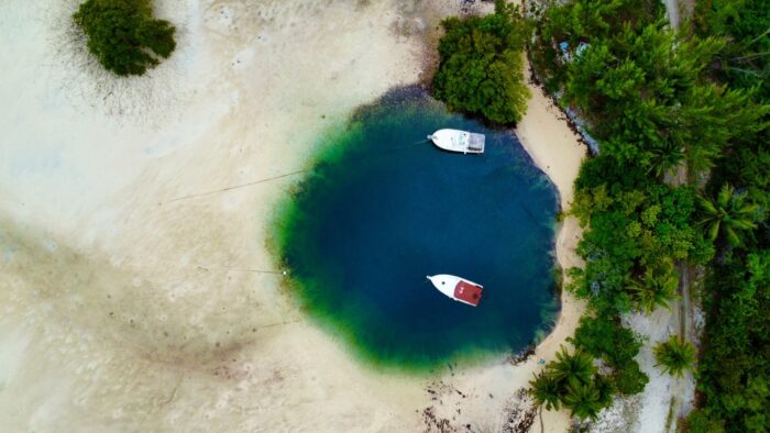 blue hole in Bahamas