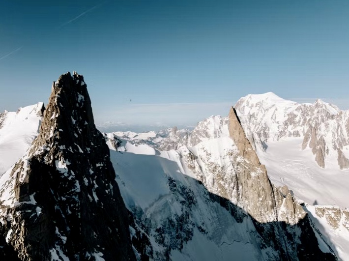 Mont Mallet (left) and Dent du Geant, connected by a highline of nearly 800m.
