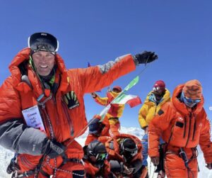 Confortola on a summit with other climbers.