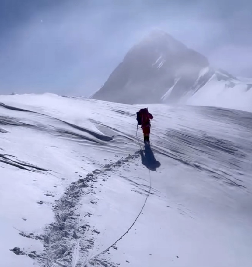 Alexandr Moroz traversing the ridge from Vazha Pshavela to Obelisk (Camp 6) on Pobeda, at amost 7,000m to the right view of China, in 2024.