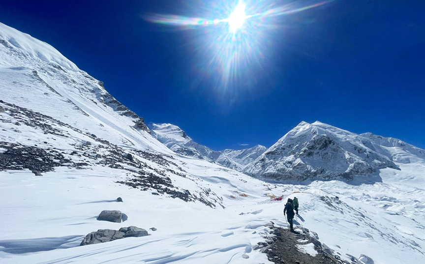 a climber near ABC on Cho Oyu in a sunny, cloudless day.