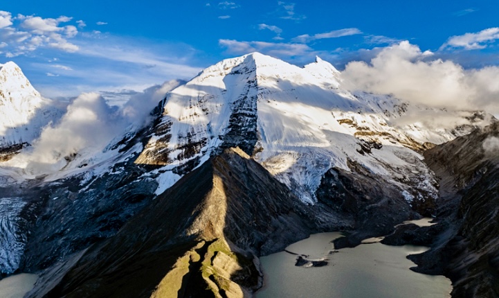 Chomolhari III in the center, wuth the North Spur facing the camera