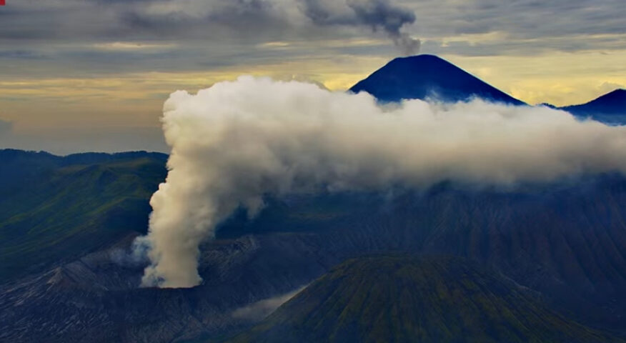Frame of the live video streaming of the eruption of Semeru.