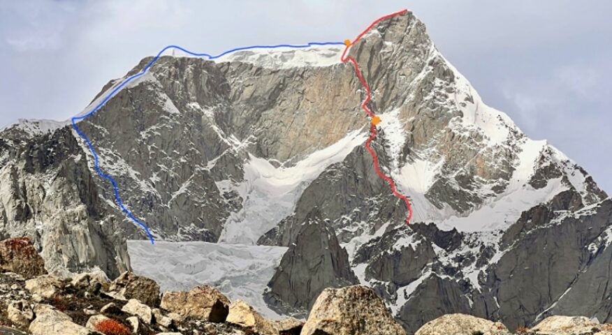 The first ascent's route on Chunik Kangri (in red), and the descent's line (in blue).