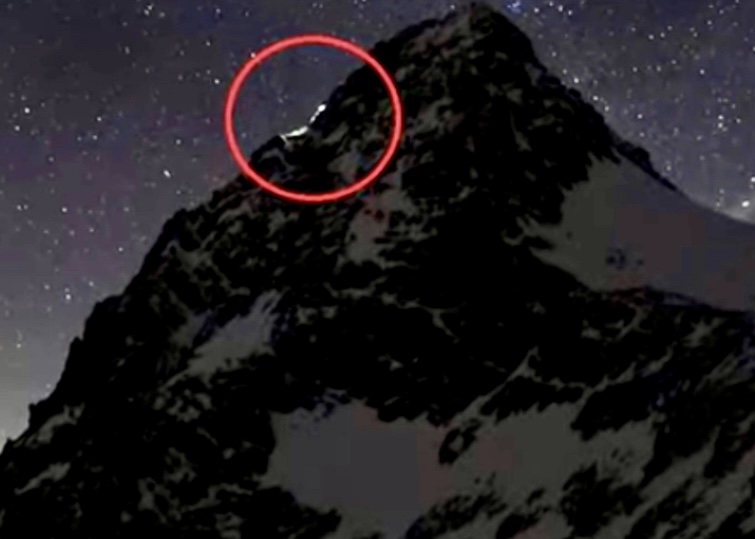 A webcam was recording during the night on Grossglockner. The couple's headlamps are circled in red.