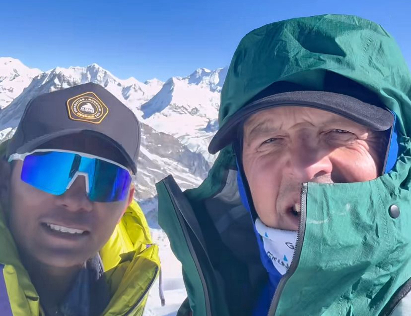 Nima Rinji Sherpa (left), and Simone Moro on the summit of Mera Peak.