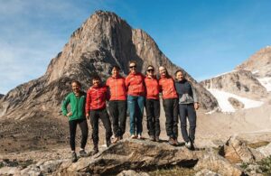 A team photo of Naomie Bürki, Pauline Laubscher, Gianna Müller, Caro North, Lea Schneider, Melanie Tenorio, Ramona Volken and Ramona Waldner on their SAC Greenland Expedition 2025 to Graah Fjord and Skjoldungen Fjord