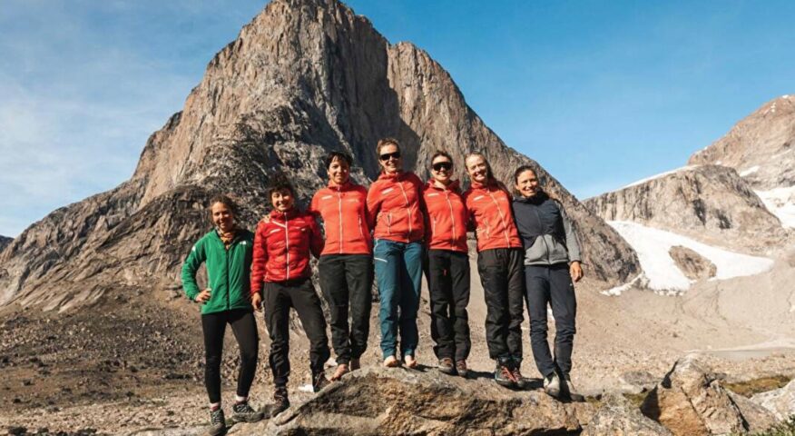 A team photo of Naomie Bürki, Pauline Laubscher, Gianna Müller, Caro North, Lea Schneider, Melanie Tenorio, Ramona Volken and Ramona Waldner on their SAC Greenland Expedition 2025 to Graah Fjord and Skjoldungen Fjord