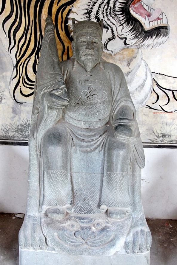 A stone statue of Song Jiang at Hengdian World Studios.