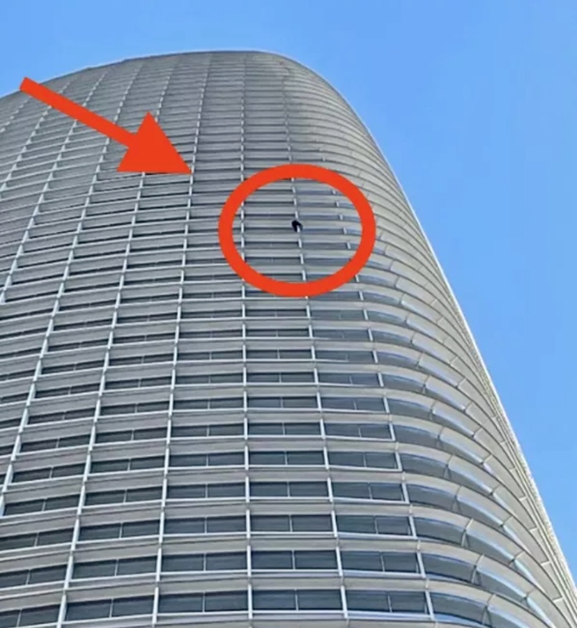 Maison DesChamps free soloing on Salesforce Tower.