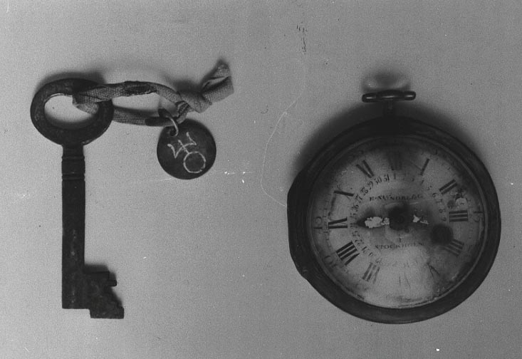 old b/w photo of artifacts from expedition