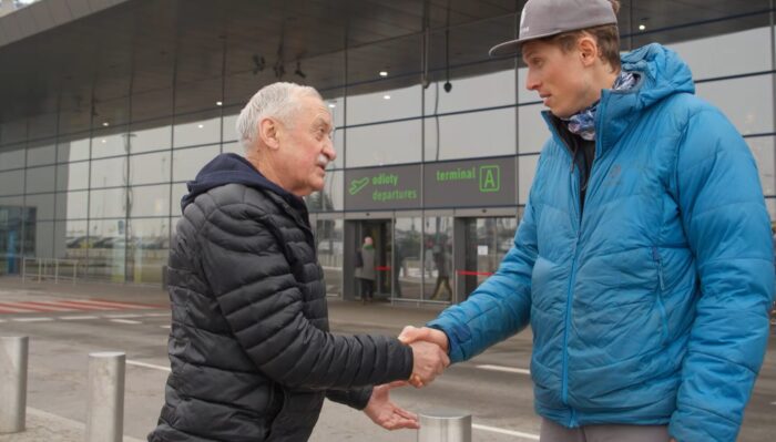Wieliki and Kobusch shake hands at an airport.